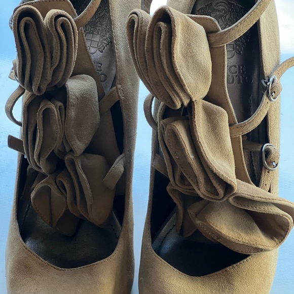 Vince Camuto suede Heel. - Picture 8 of 10